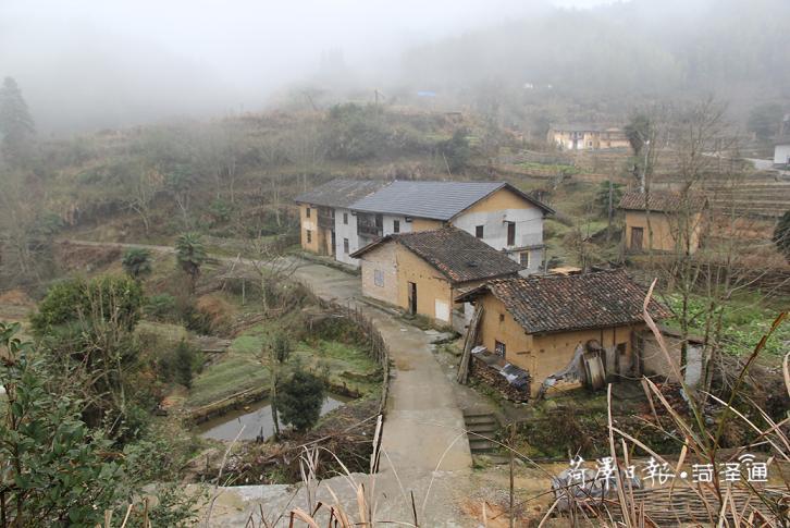在“八角樓燈光”的照耀下，神山村實(shí)現(xiàn)了由山區(qū)到景區(qū)的歷史性跨越，交出了一份脫貧攻堅(jiān)的“漂亮”答卷。如今的神山村，正在鄉(xiāng)村振興的大道上闊步前行。圖1為神山村農(nóng)村住房舊貌（圖片由茅坪鎮(zhèn)提供）.jpg